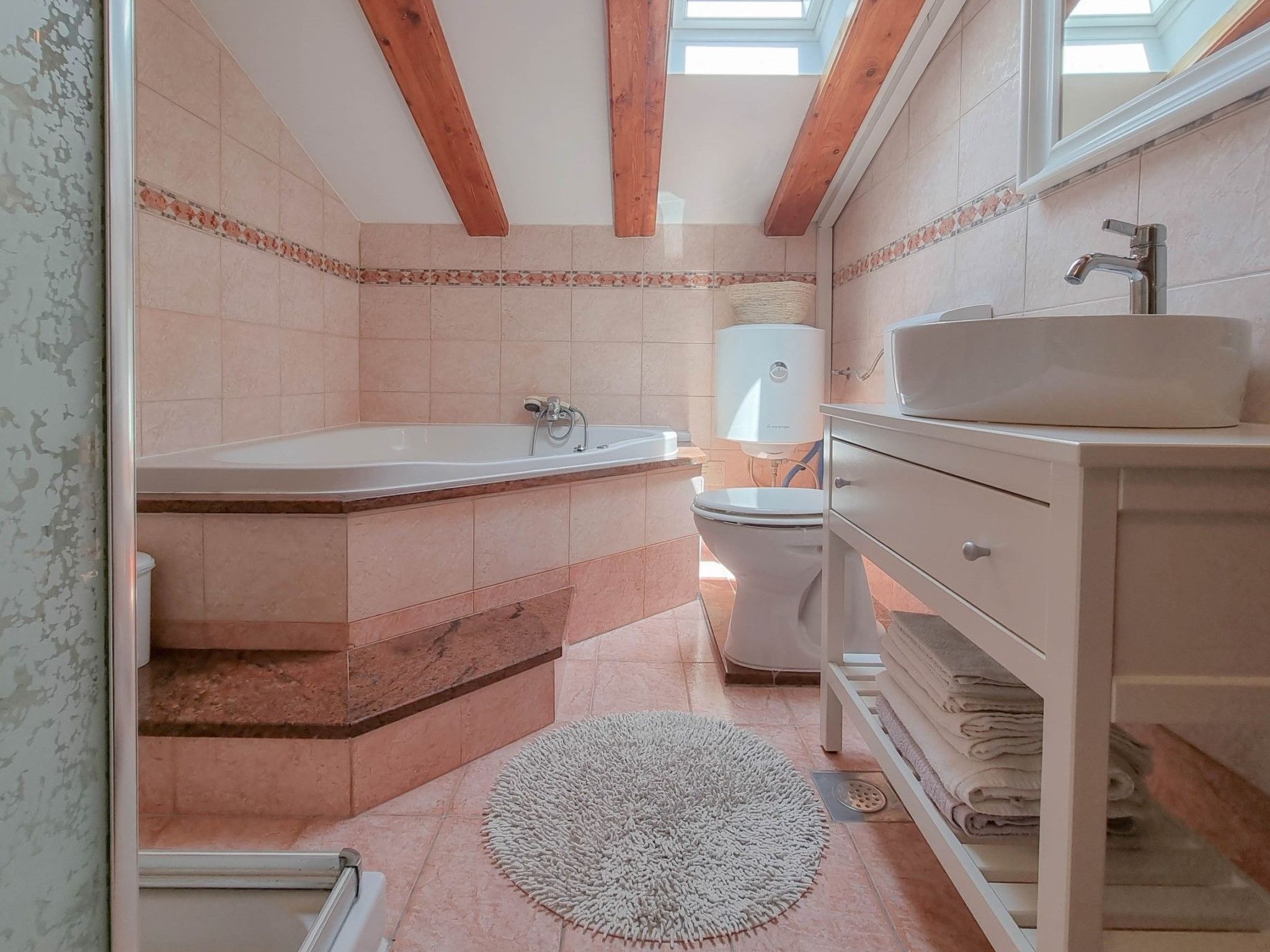 "Nina" mit Blick auf das Wasser-Binnen