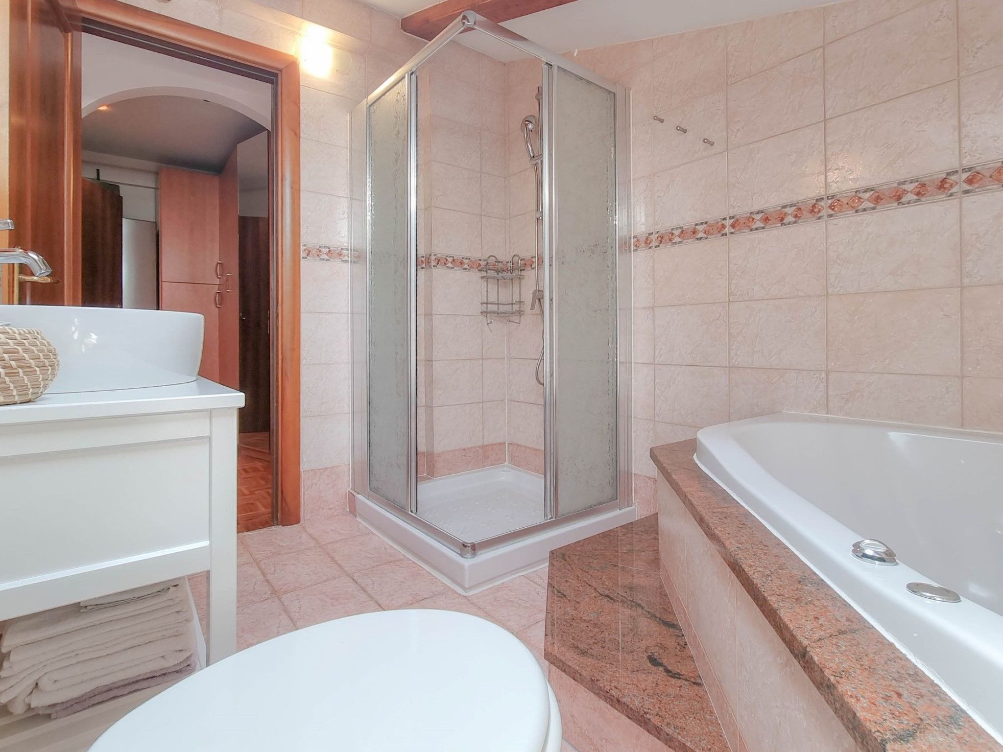 "Nina" mit Blick auf das Wasser-Binnen