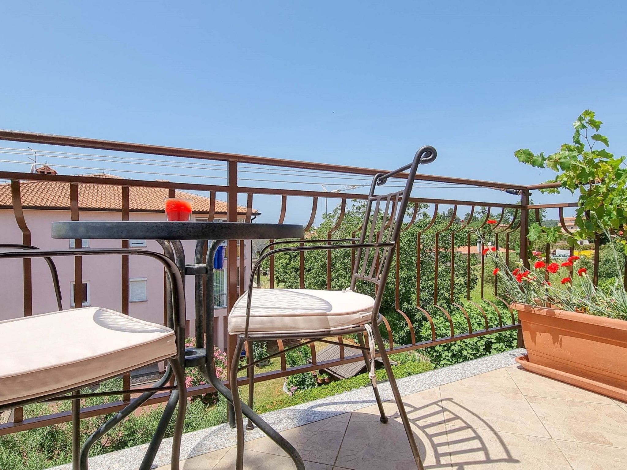 Photo of "Nina" mit Blick auf das Wasser