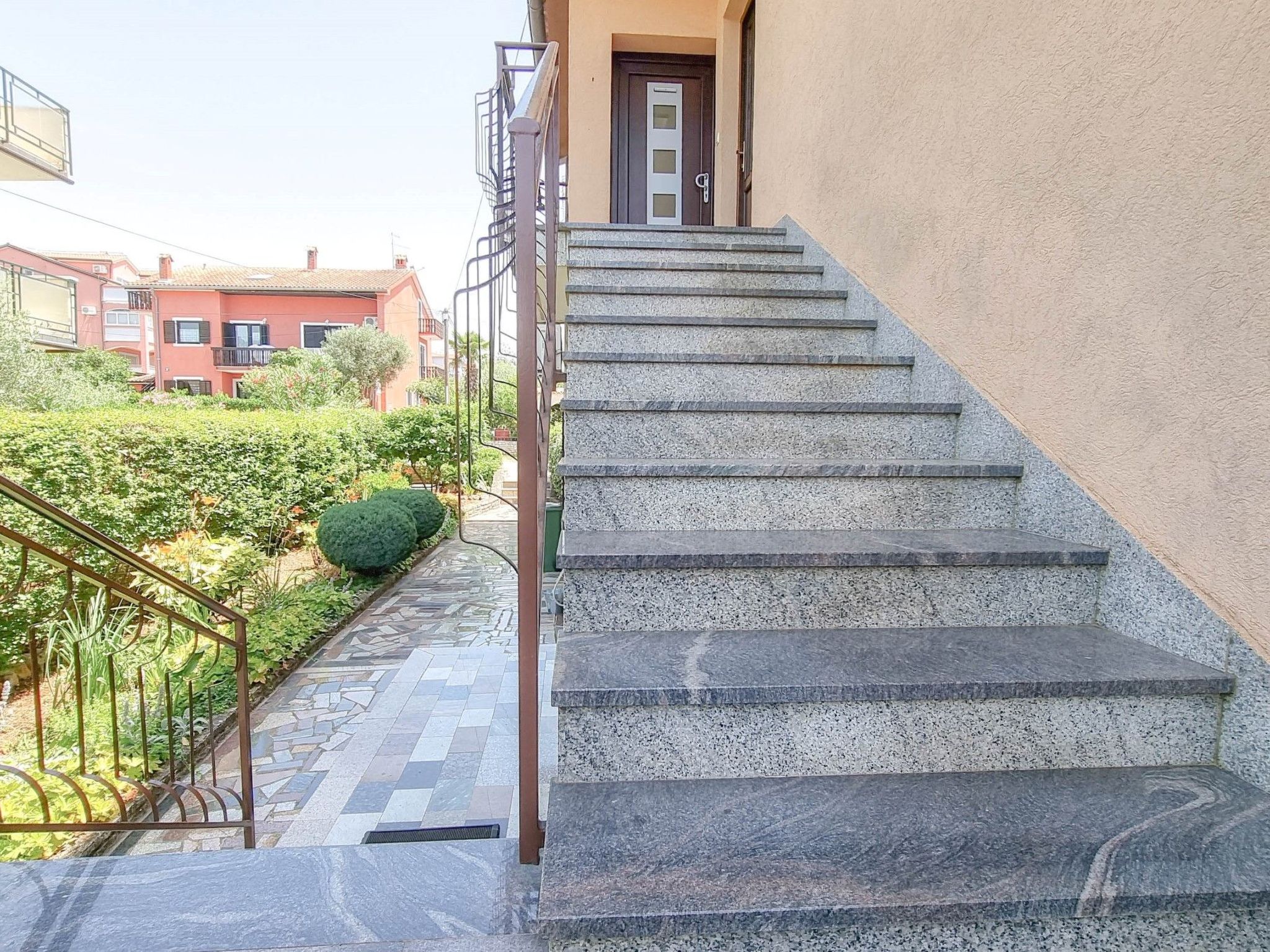 Photo of "Nina" mit Blick auf das Wasser