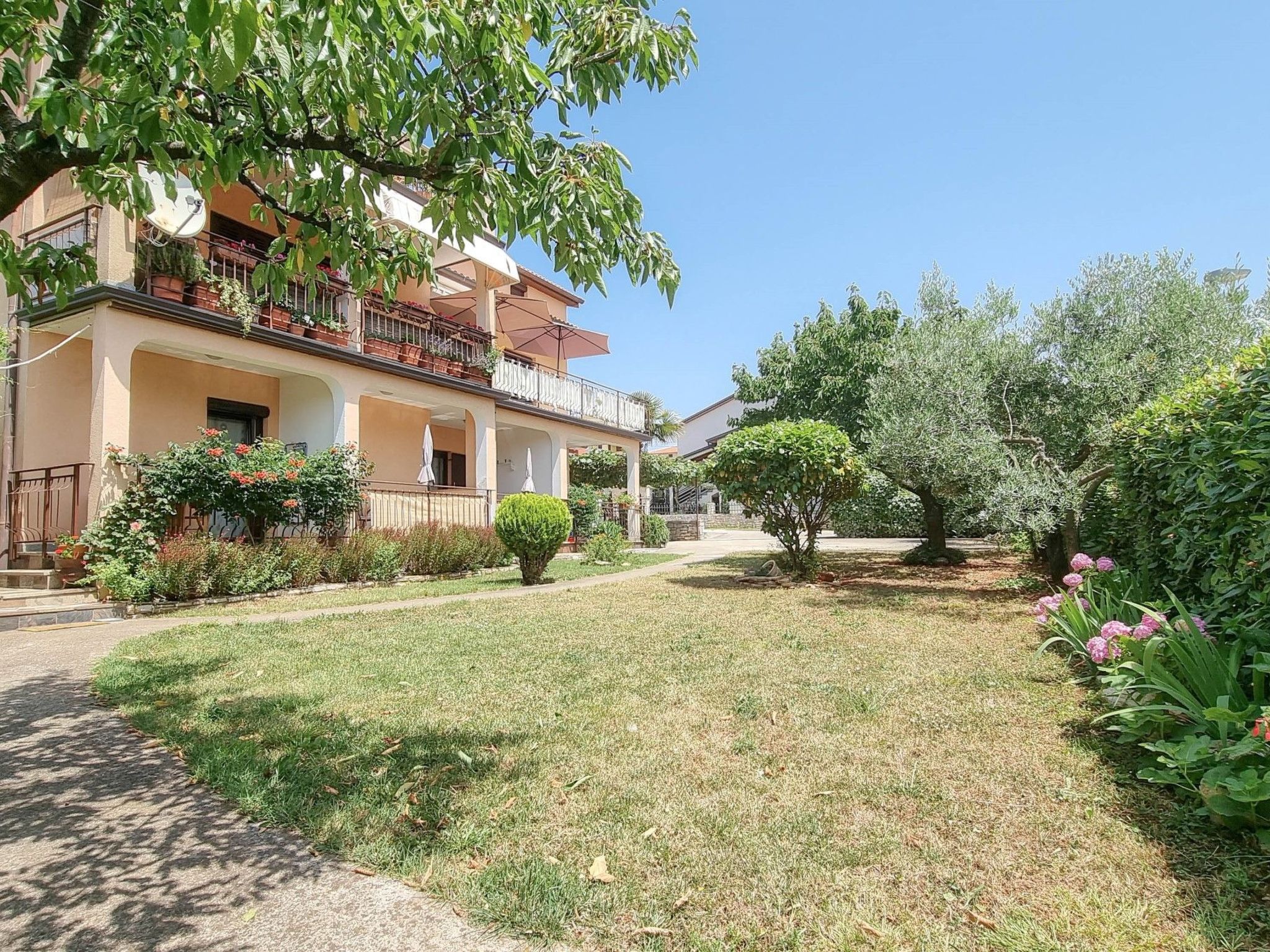 Photo of "Nina" mit Blick auf das Wasser