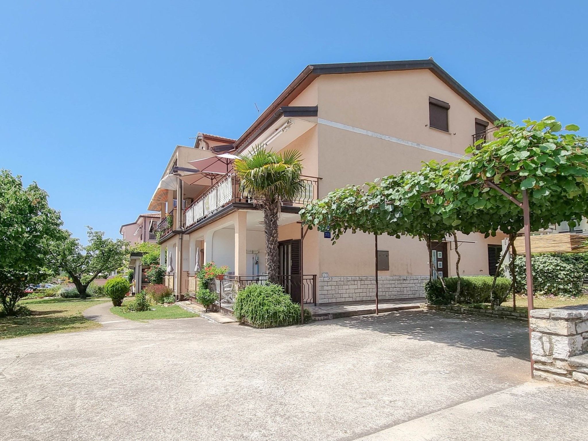 Photo of "Nina" mit Blick auf das Wasser