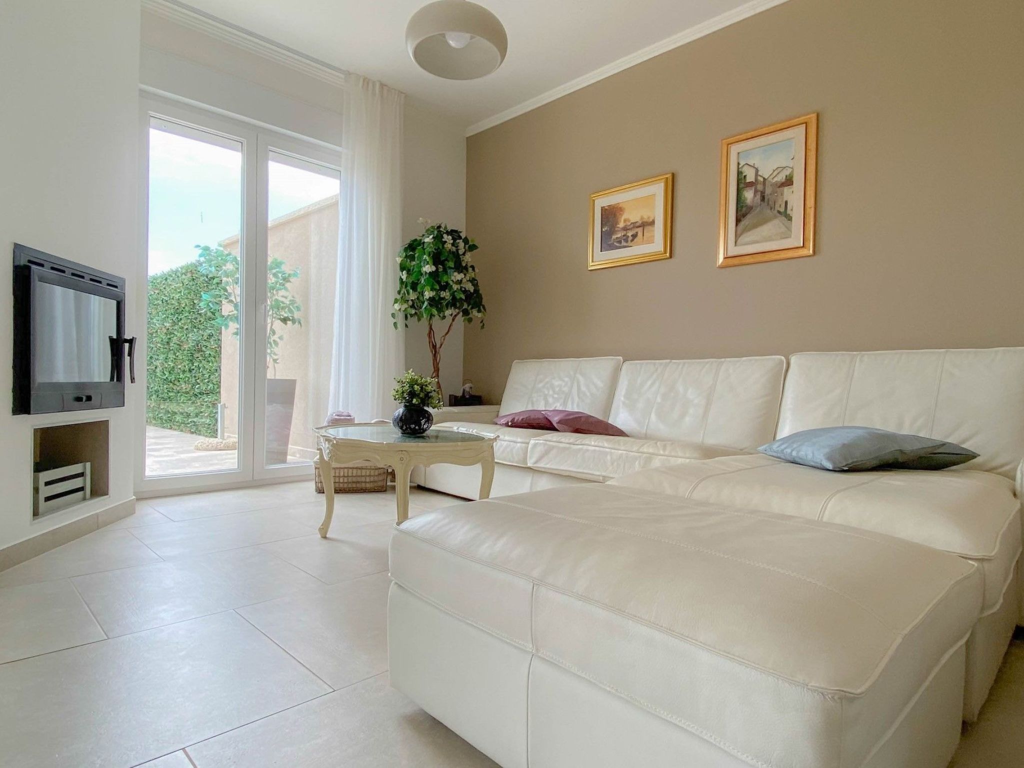 "Hanna" mit privatem Pool-Image-tags.info