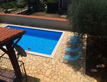 Ruime villa met privézwembad en twee appartementen op 200m van zee in Novigrad - thumbnail 1