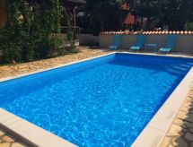 Ruime villa met privézwembad en twee appartementen op 200m van zee in Novigrad - thumbnail 2