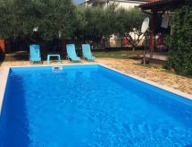 Ruime villa met privézwembad en twee appartementen op 200m van zee in Novigrad - thumbnail 3