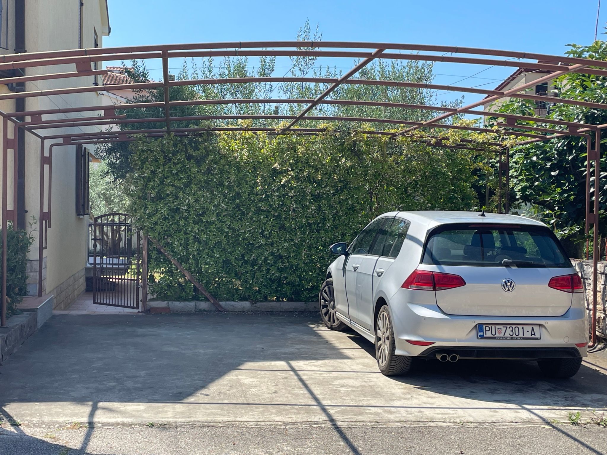 Komplette Villa mit zwei Appartements-Drinnen