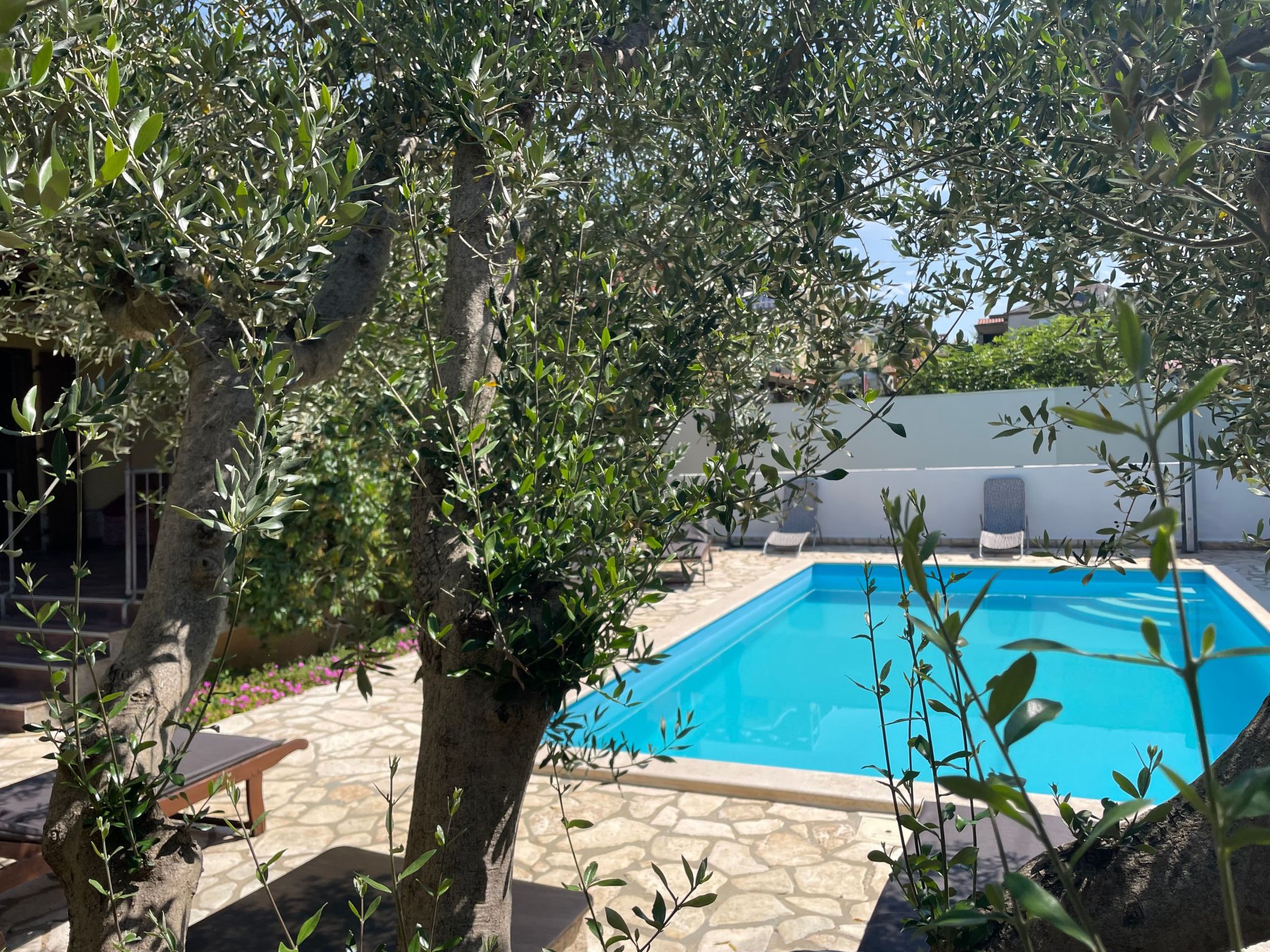 Komplette Villa mit zwei Appartements-Drinnen