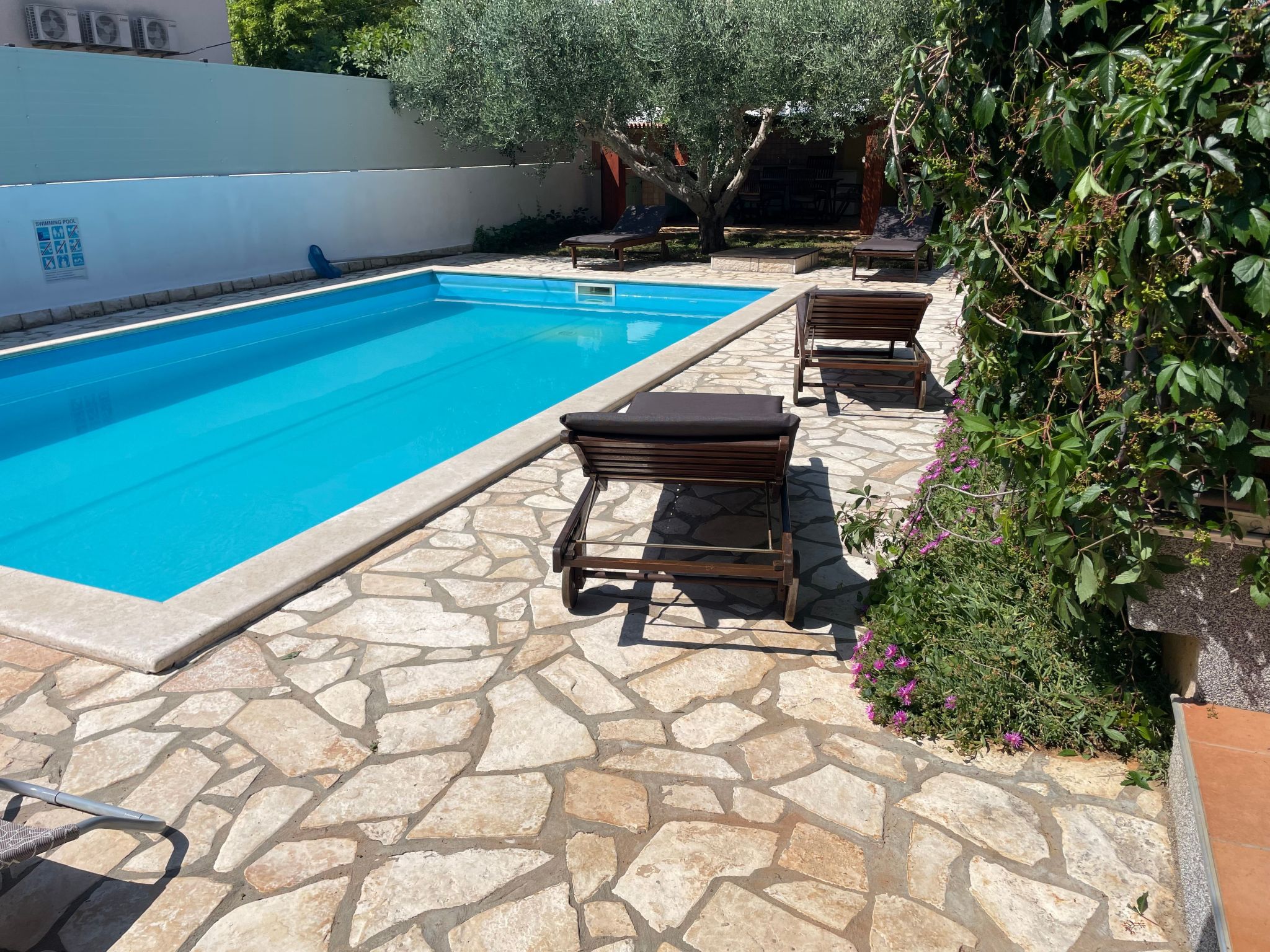 Komplette Villa mit zwei Appartements-Drinnen