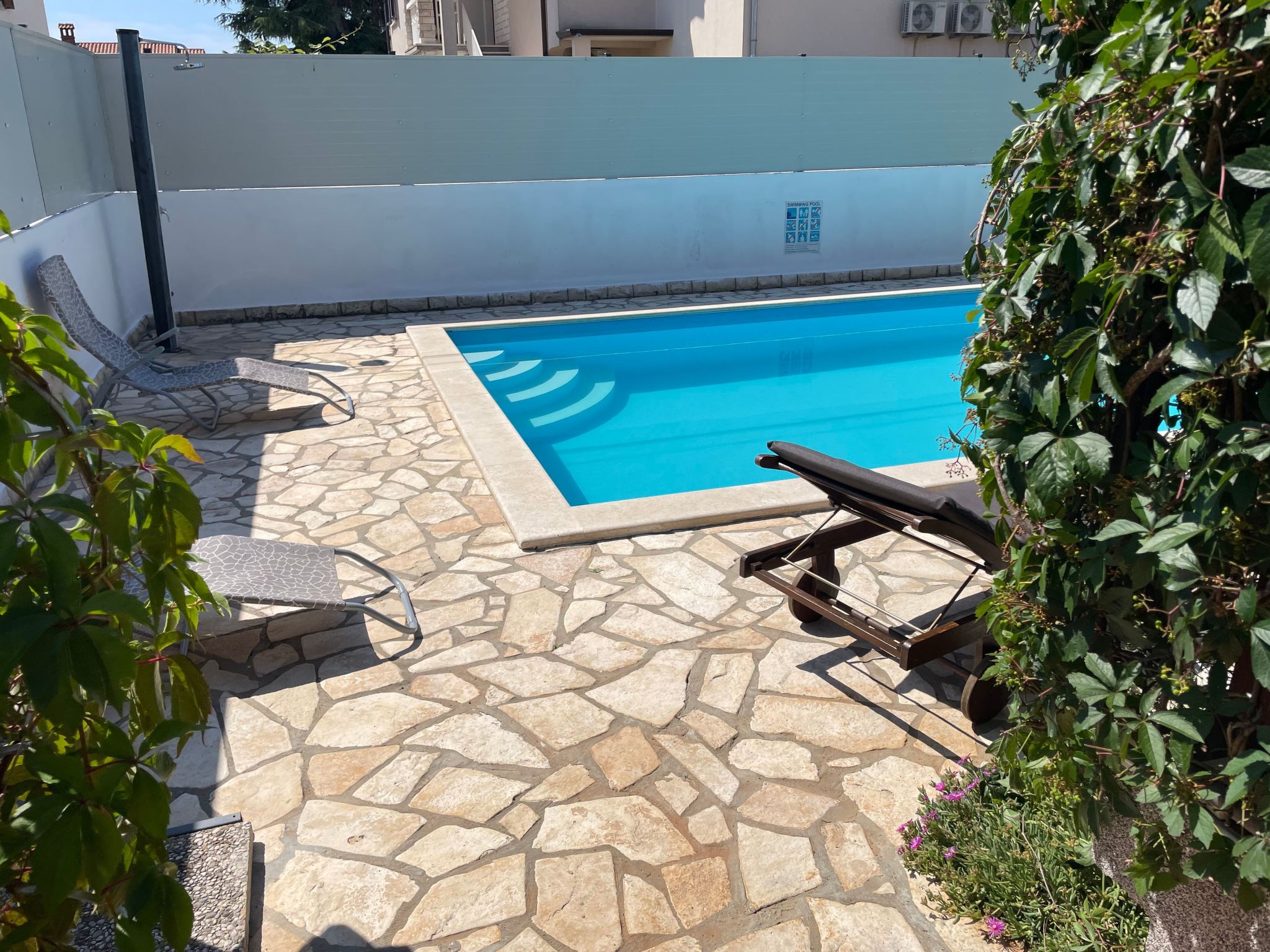 Komplette Villa mit zwei Appartements-Drinnen