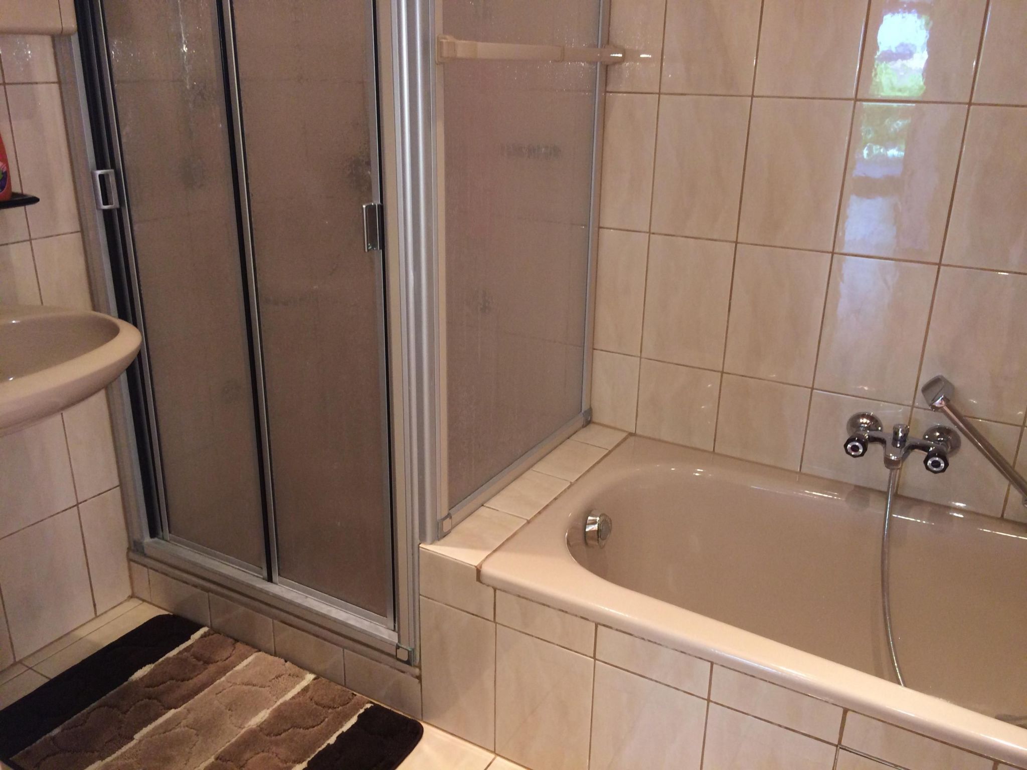 Komplette Villa mit zwei Appartements-Drinnen