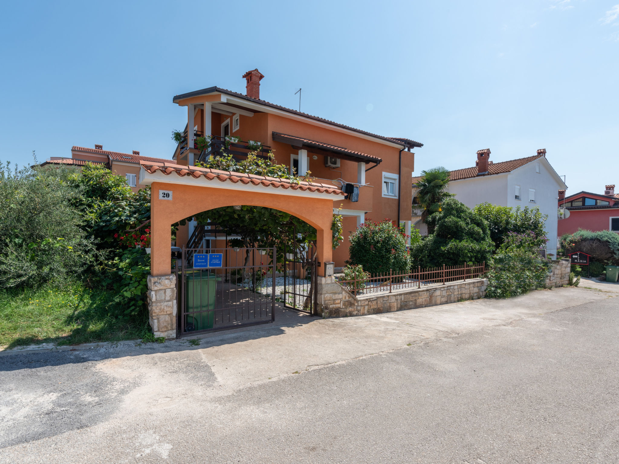 Villa Alis - Draußen