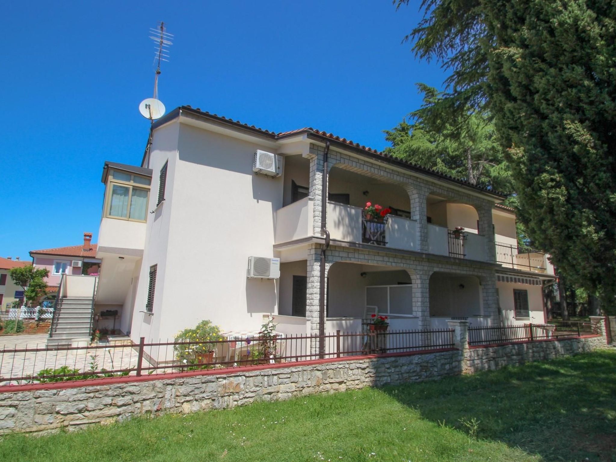 Photo of "Elena 4" direkt am Strand