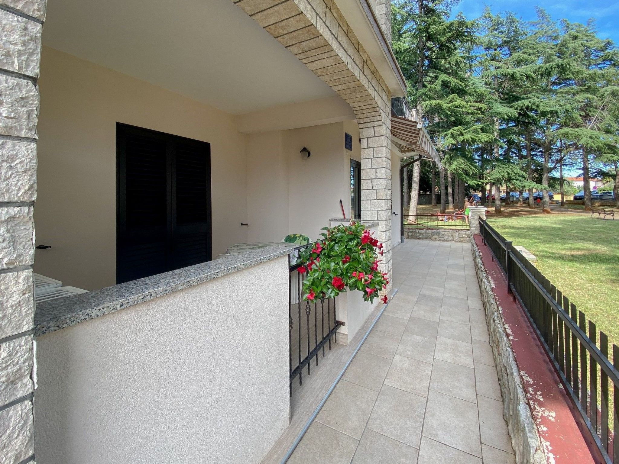 Photo of "Elena 2" direkt am Strand