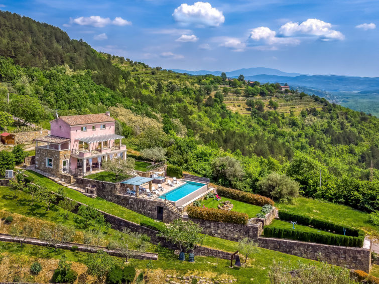 Whirlpool en verwarmd zwembad bij Villa Over the Hilltop in Motovun in Motovun