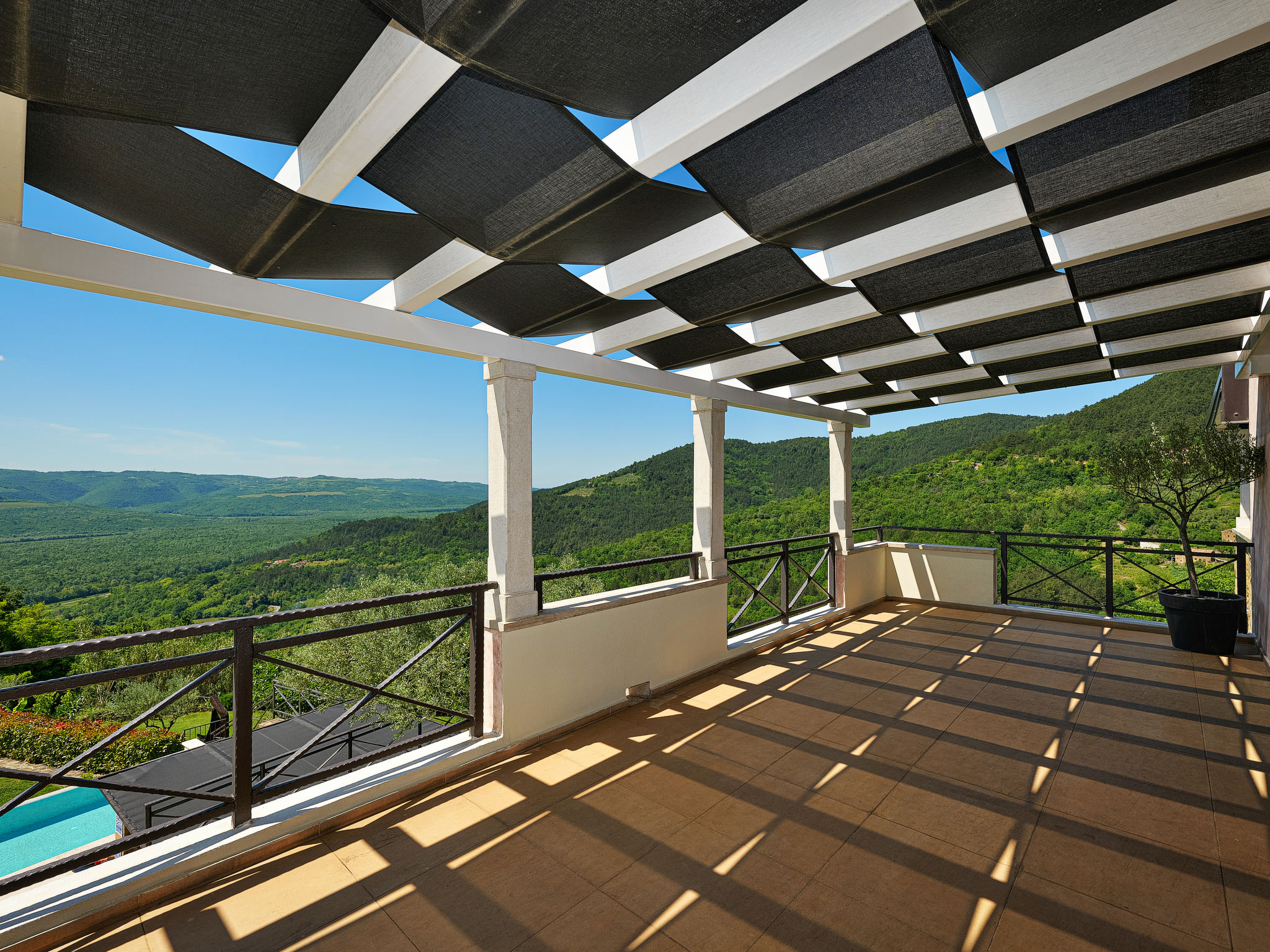 Villa Over the Hilltop-Buiten