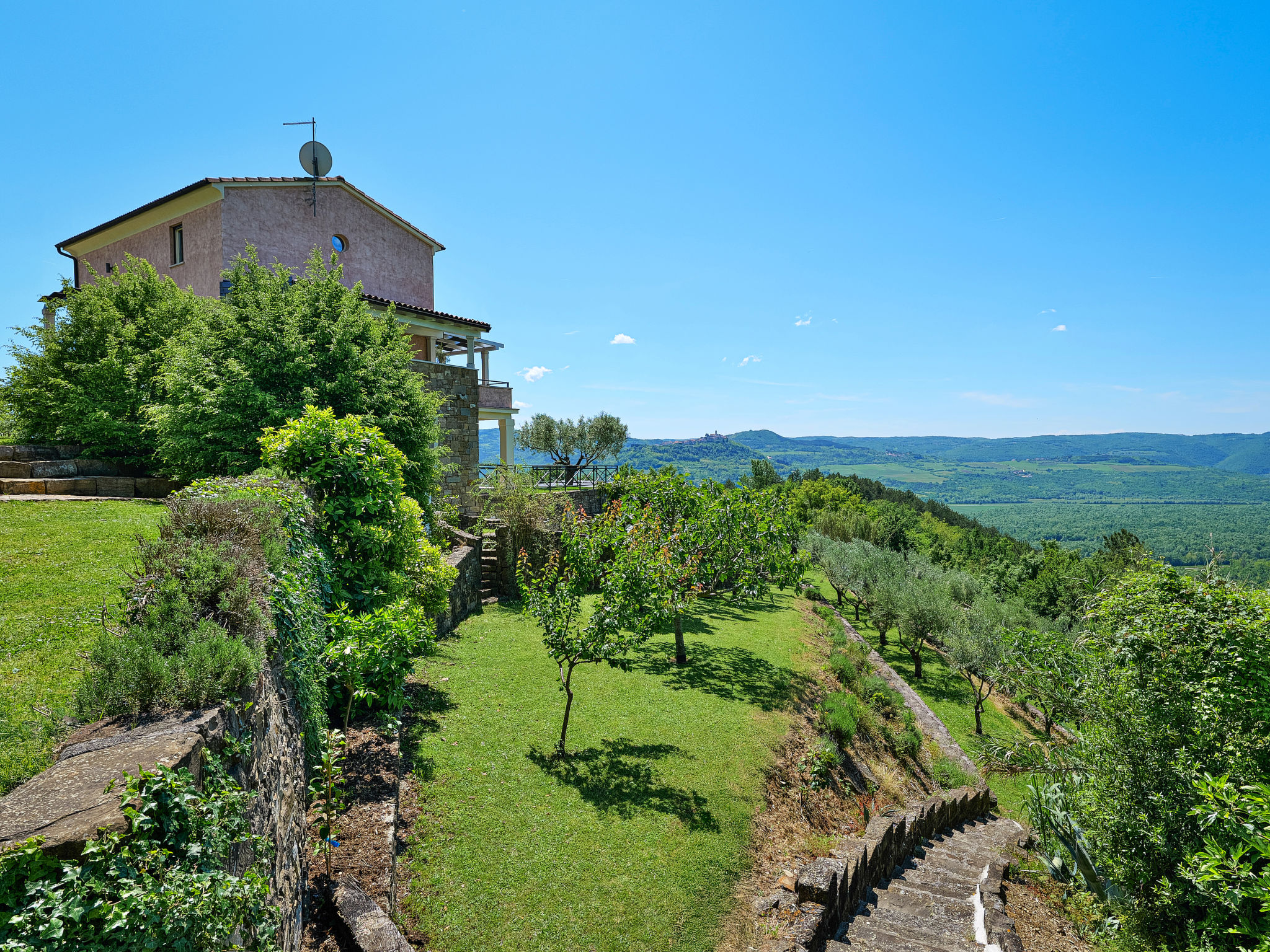 Villa Over the Hilltop-Buiten