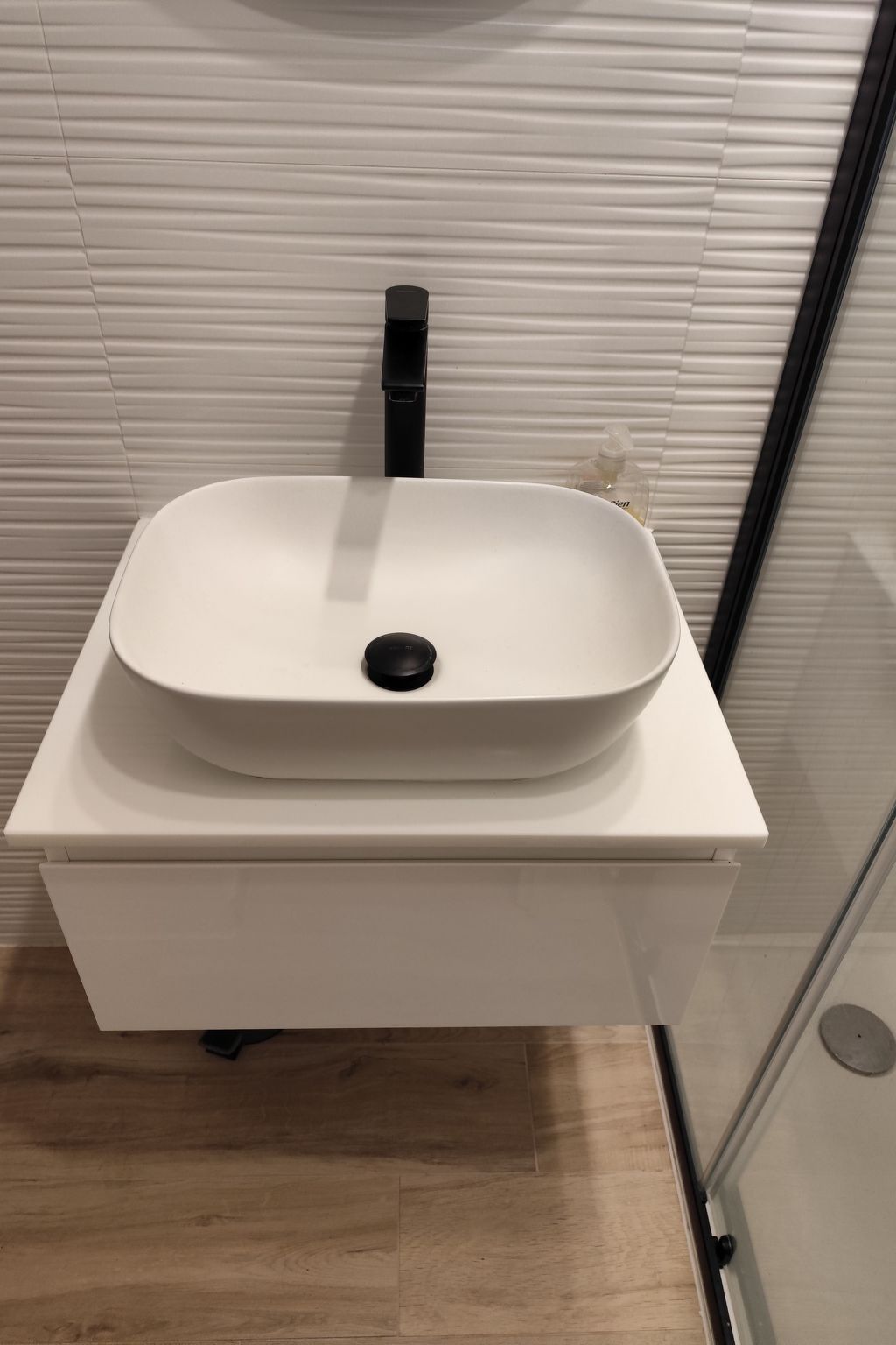 "Valentino" mit Blick auf das Wasser-Binnen