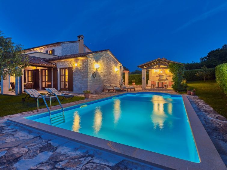 8-persoons vakantiehuis in Motovun met privézwembad en whirlpool in Motovun