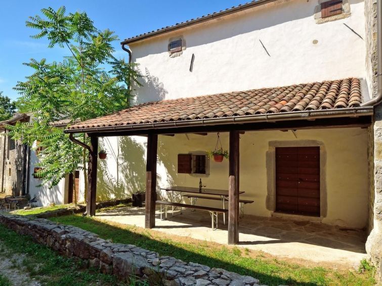 Vakantiehuis met open haard en bergzicht in Buzet in Buzet