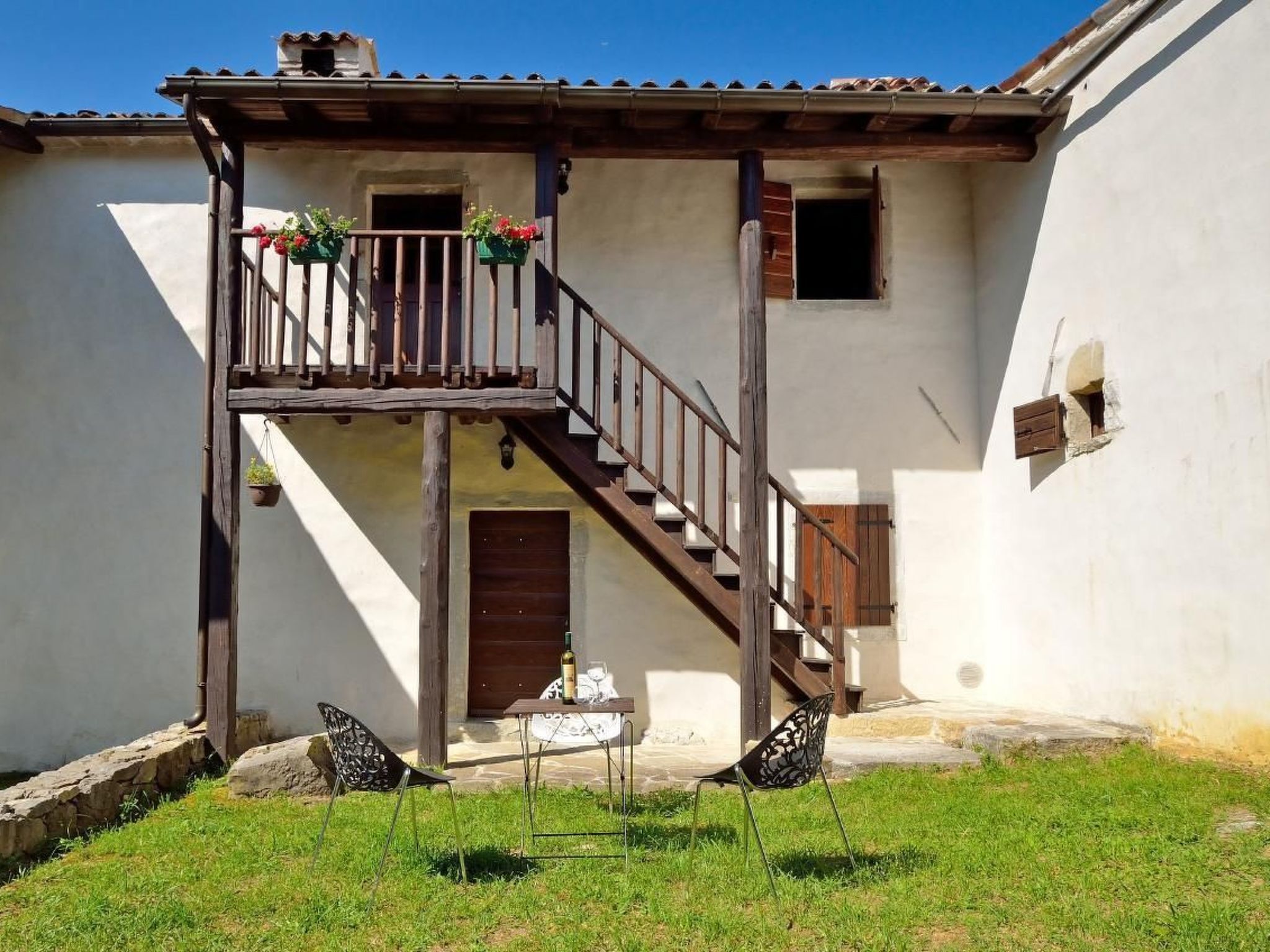 Entdecken Sie die ruhige Schönheit von Kotli, einem bezaubernden Dorf, in dem Geschichte und Natur auf elegante Weise ineinandergreifen. Eingebettet an der Stelle, wo der anmutige Fluss Mirna auf alt..