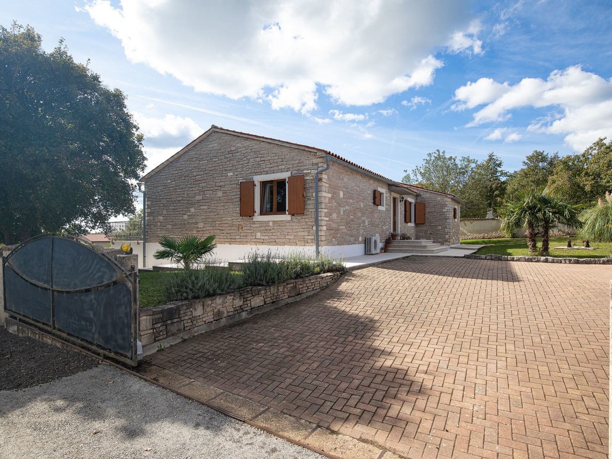 Haus in Bertoši mit privatem Pool-Drinnen