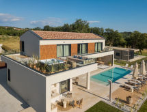 Casa Novita: Moderne vrijstaande villa met privézwembad en sauna bij Bazgalji - thumbnail 1