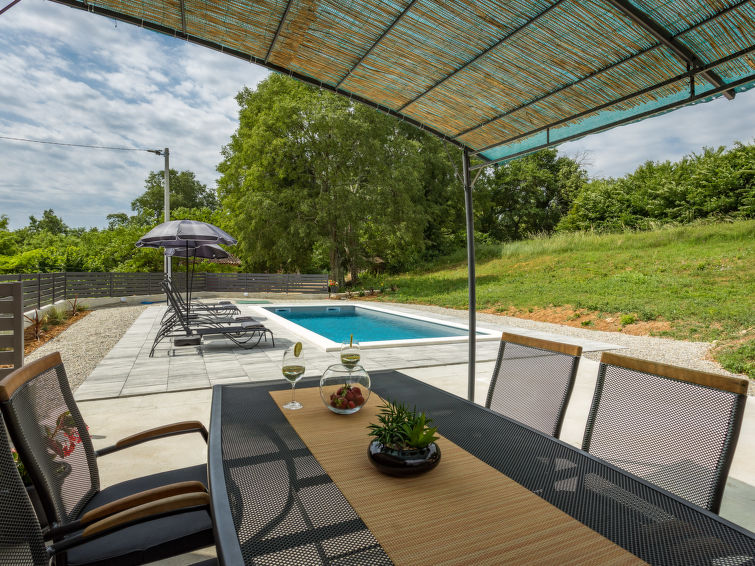 Halfvrijstaand huis 3-kamers 80 m2 op 2 verdiepingen. Mooi ingericht: woon-/eetkamer met 1 2-pers divanbed (160 cm, lengte 200 cm), Sat-TV (Flatscreen TV), air-conditioning. Uitgang naar het balkon. O..