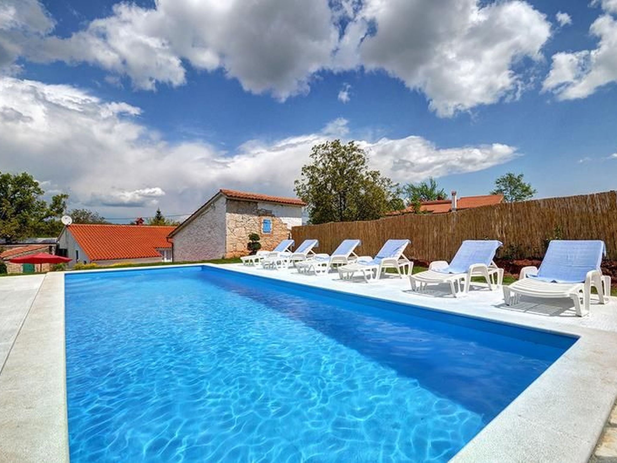 Romantische Villa mit weitläufigem Garten-Dedans