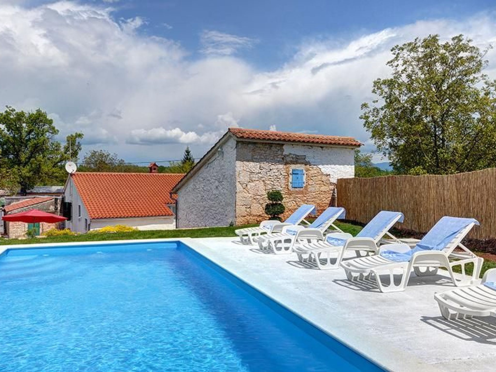 Romantische Villa mit weitläufigem Garten-Dedans