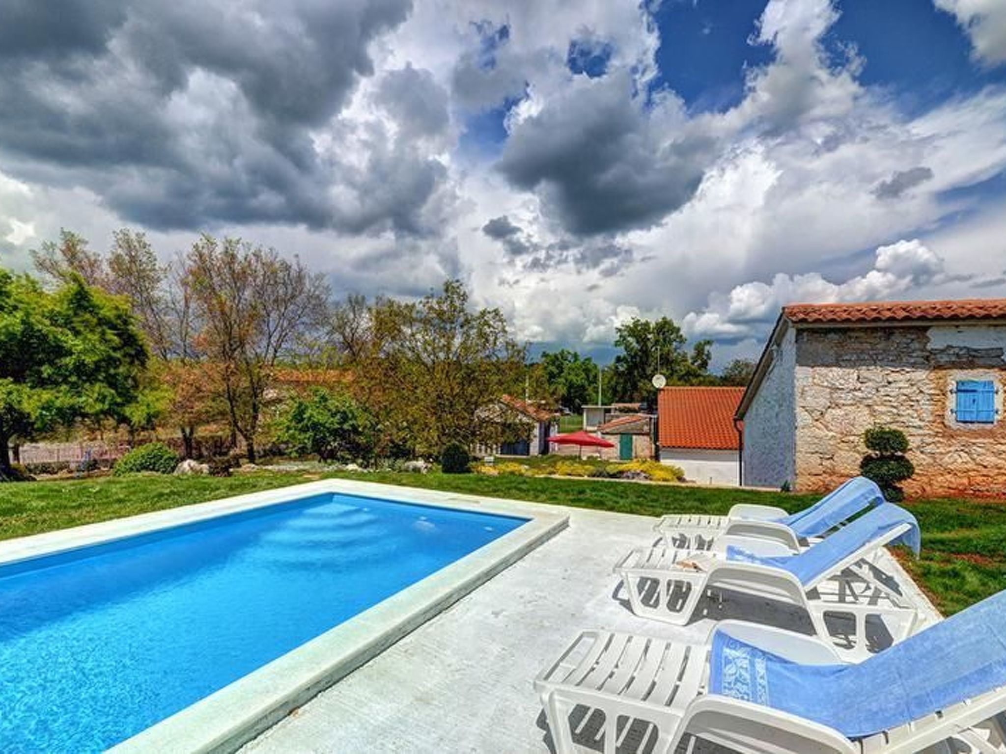 Romantische Villa mit weitläufigem Garten-Dedans