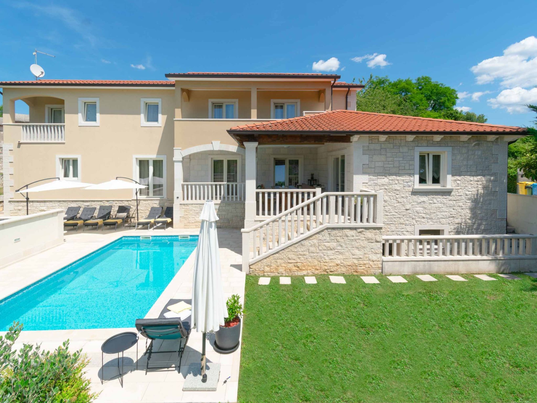 Private Villa mit Panoramablick-Dedans