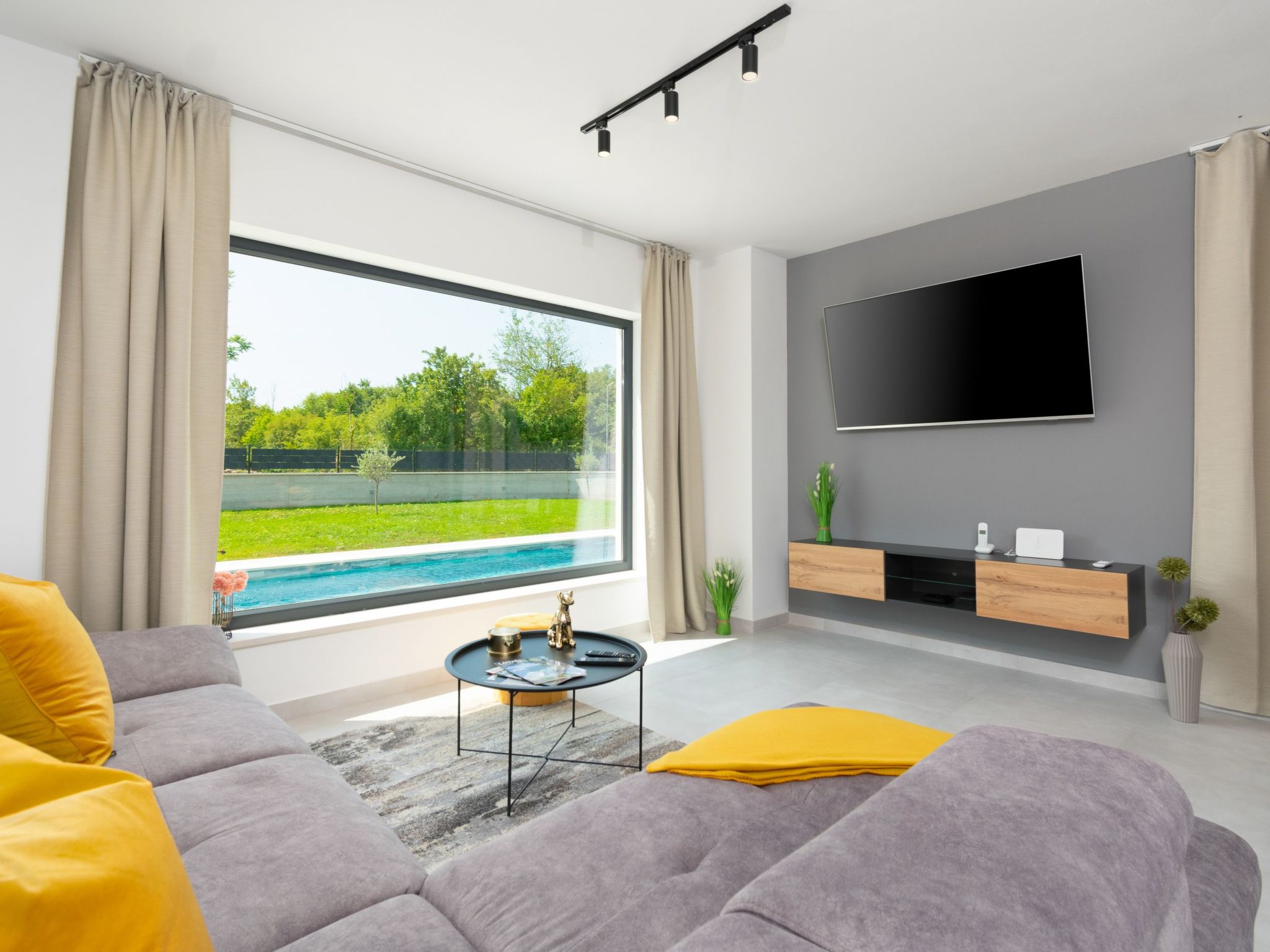 Modern 300m² Villa - King Beds and Leisure Zone-Binnen