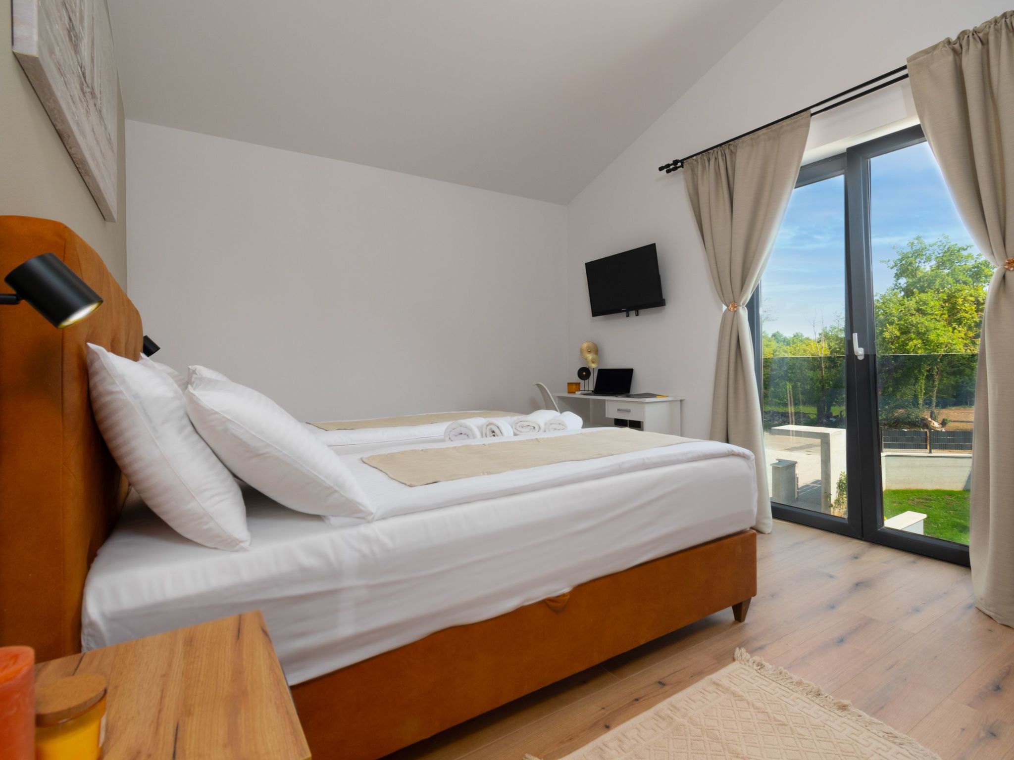 Modern 300m² Villa - King Beds and Leisure Zone-Binnen