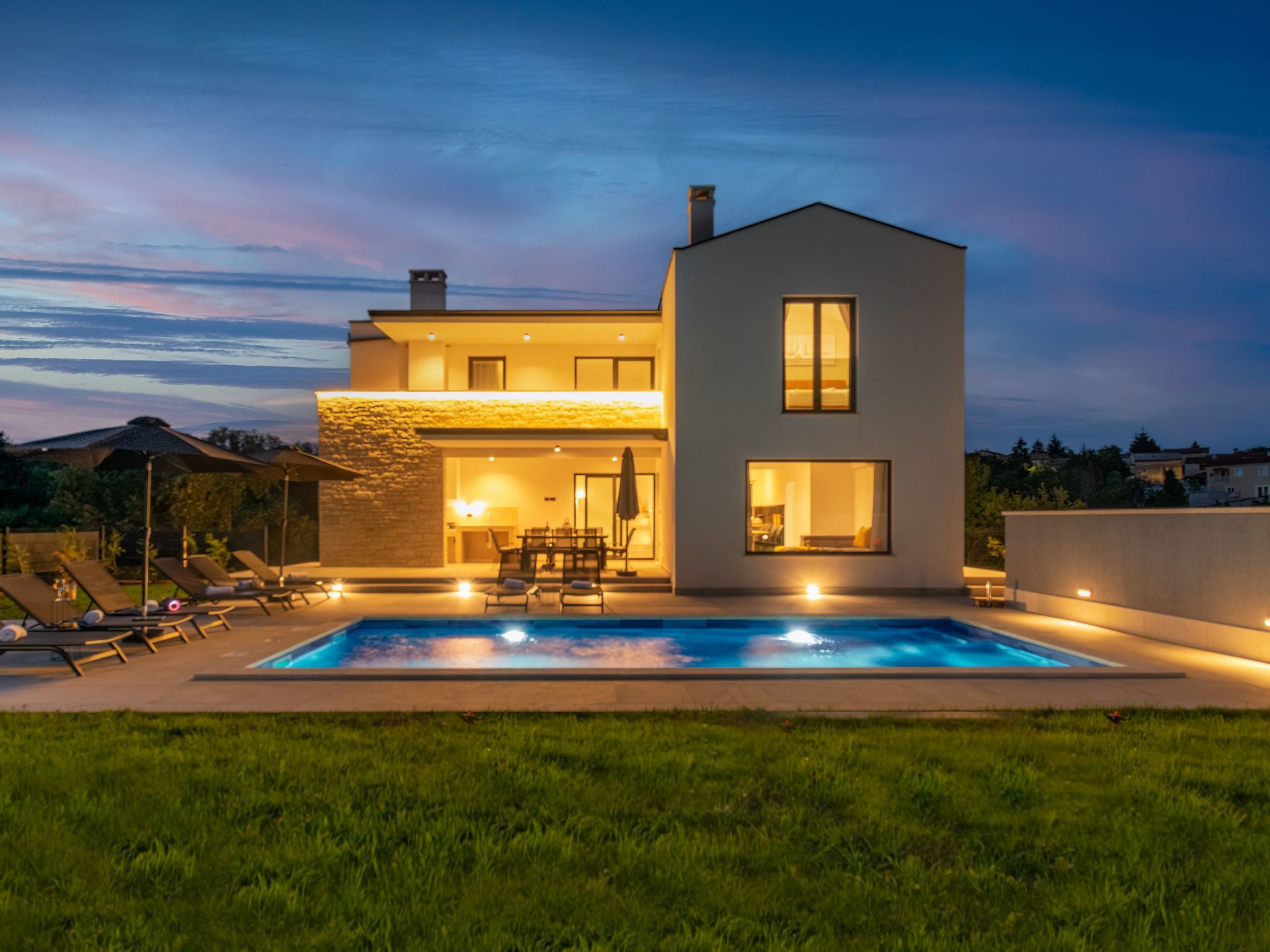 Modern 300m² Villa - King Beds and Leisure Zone-Binnen