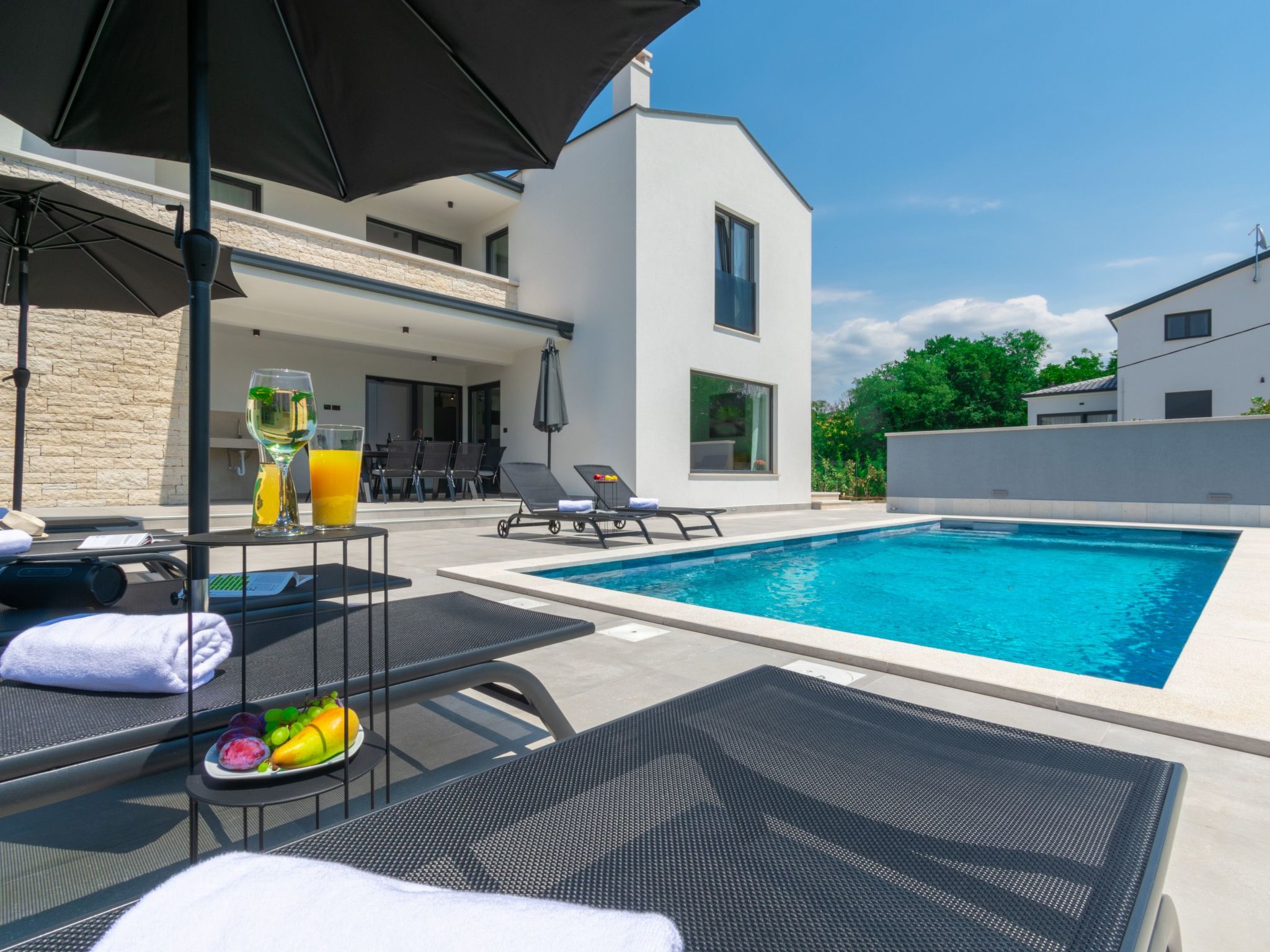 Modern 300m² Villa - King Beds and Leisure Zone-Binnen