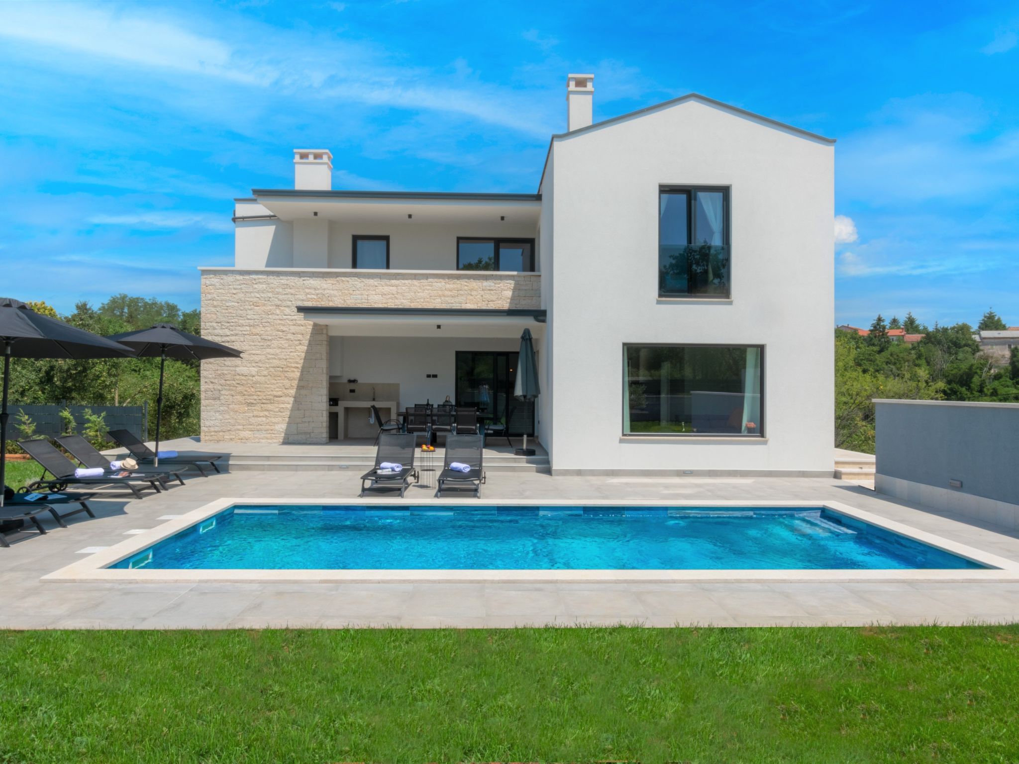 Modern 300m² Villa - King Beds and Leisure Zone-Binnen