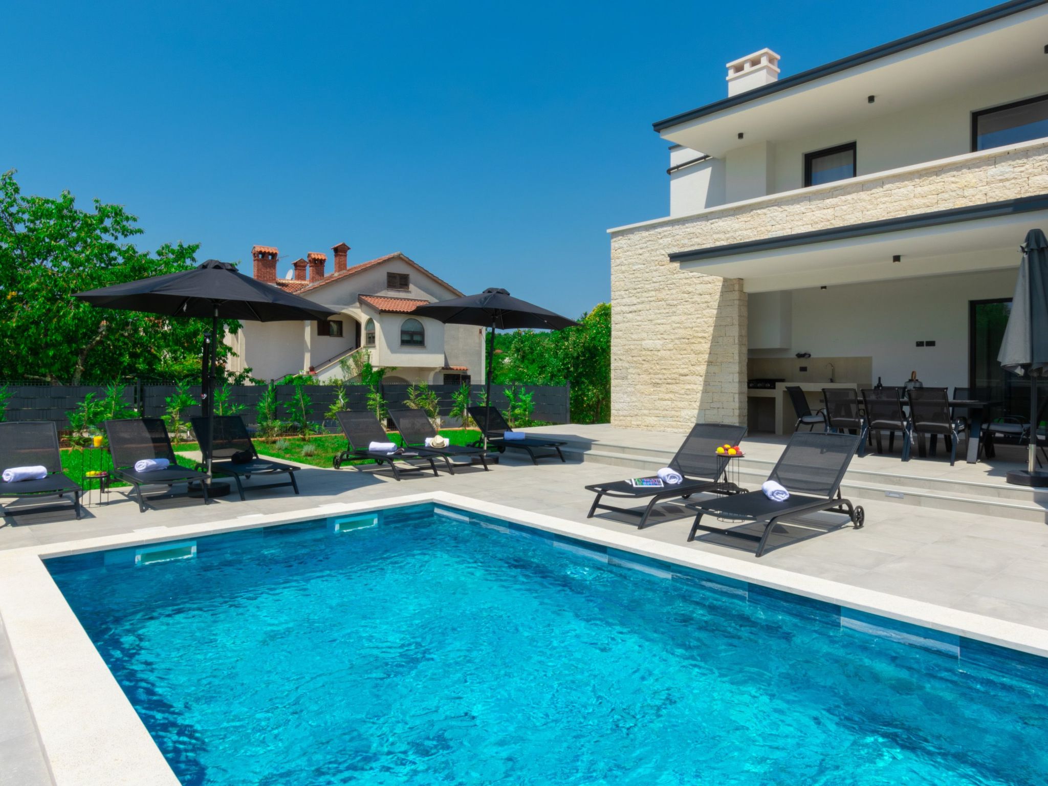 Modern 300m² Villa - King Beds and Leisure Zone-Binnen