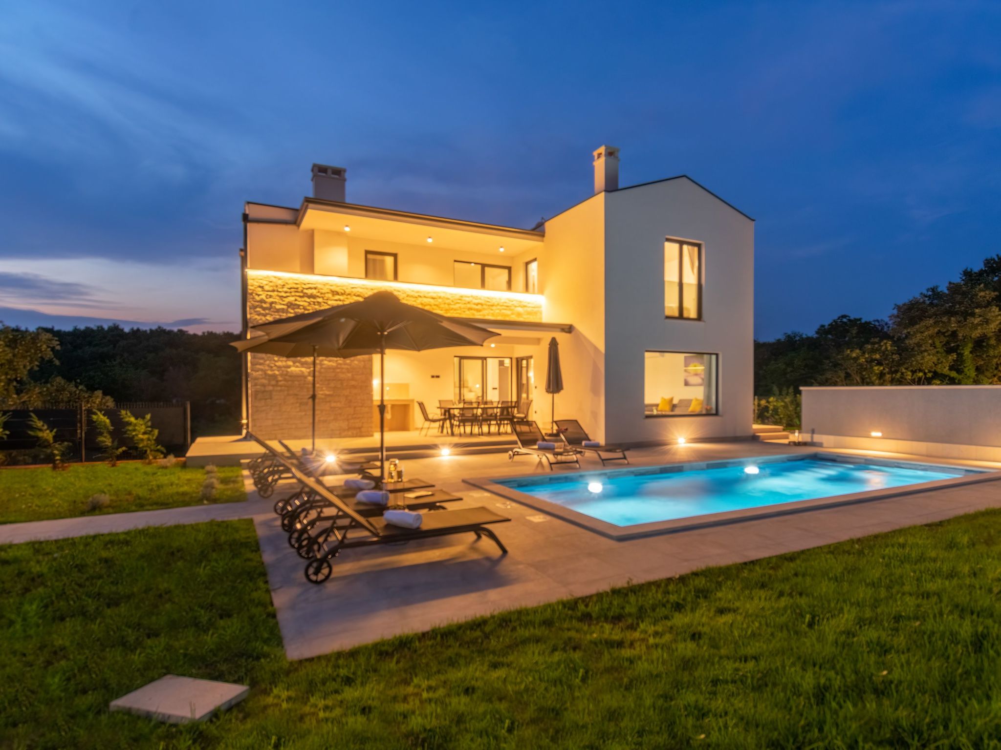 Modern 300m² Villa - King Beds and Leisure Zone-Binnen