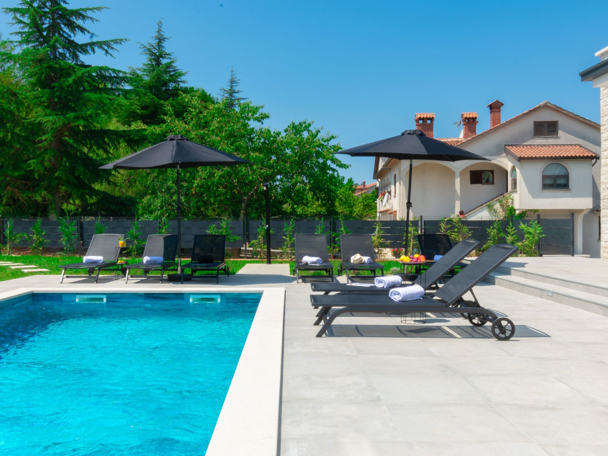 Modern 300m² Villa - King Beds and Leisure Zone-Binnen