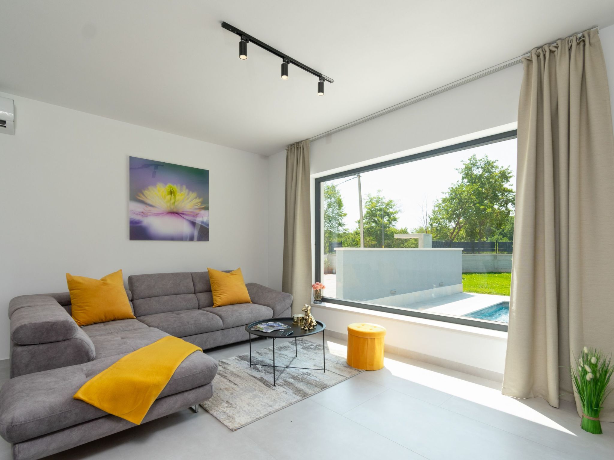 Modern 300m² Villa - King Beds and Leisure Zone-Binnen