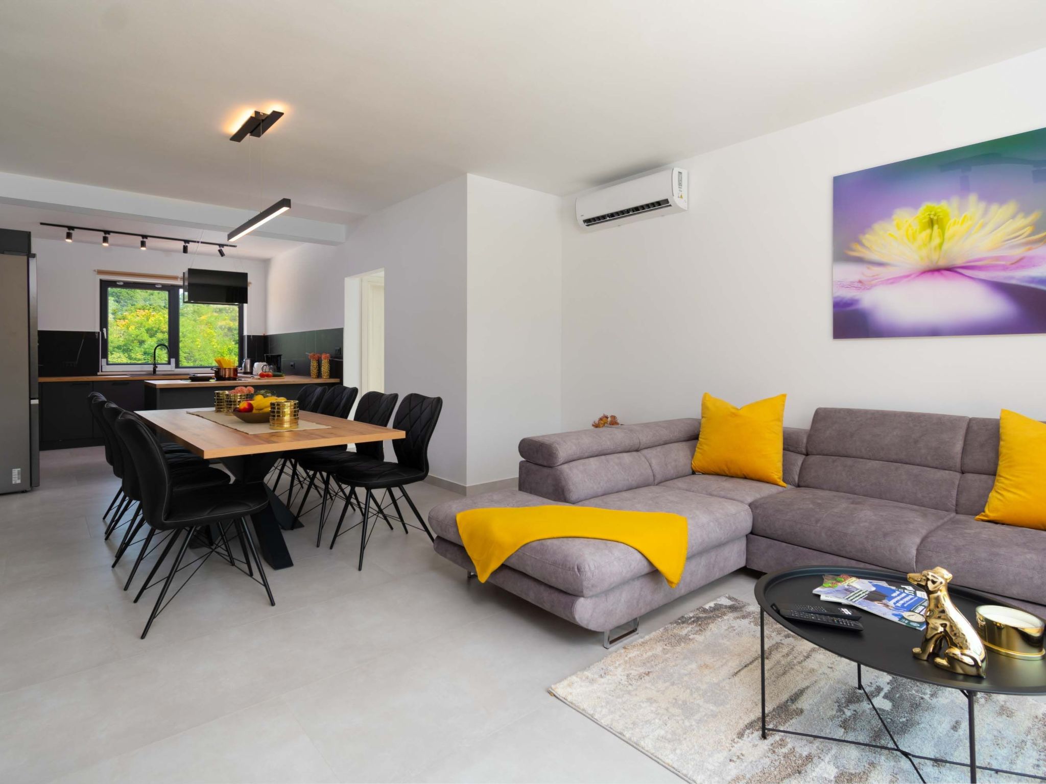 Modern 300m² Villa - King Beds and Leisure Zone-Binnen