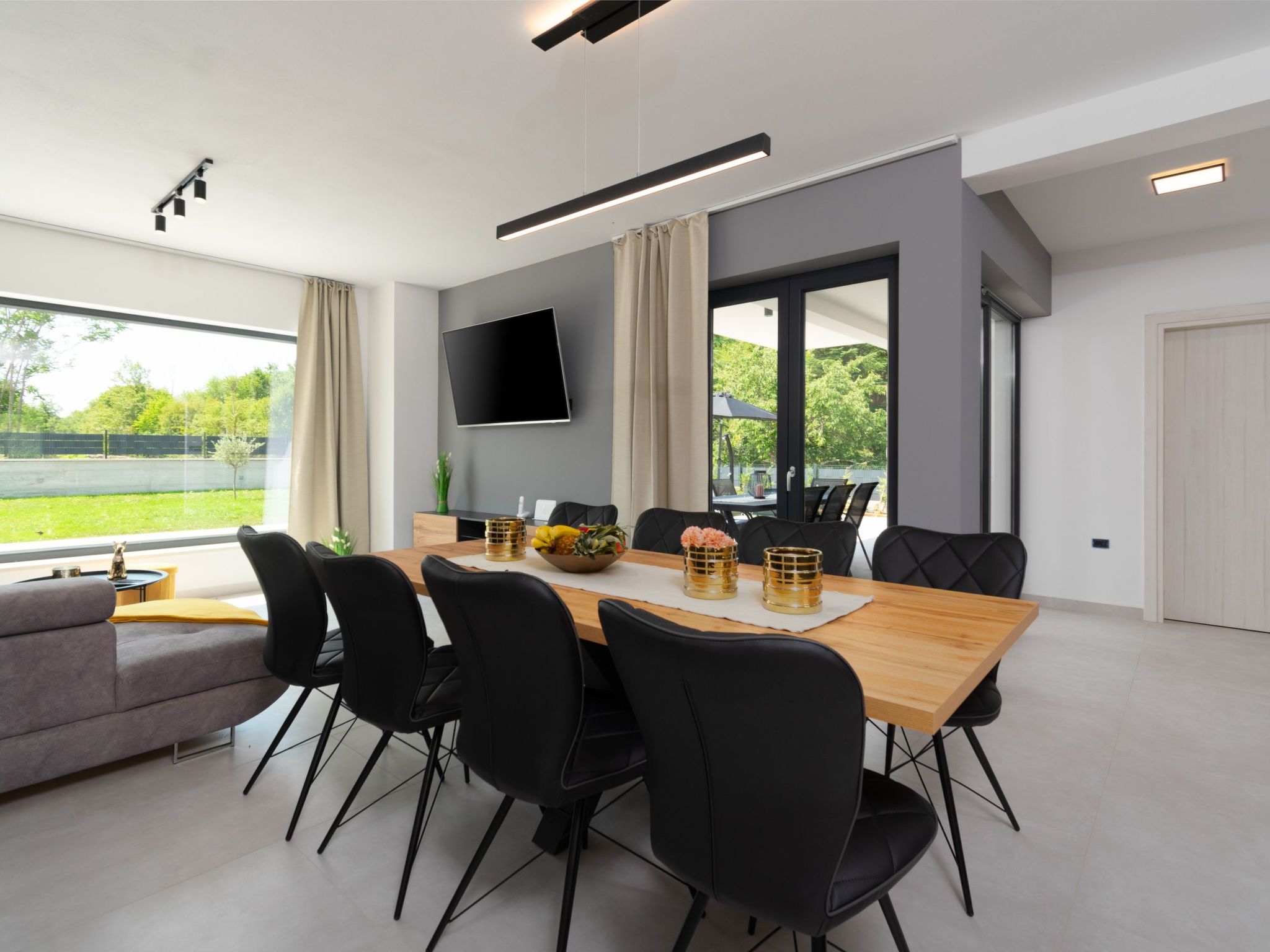 Modern 300m² Villa - King Beds and Leisure Zone-Binnen