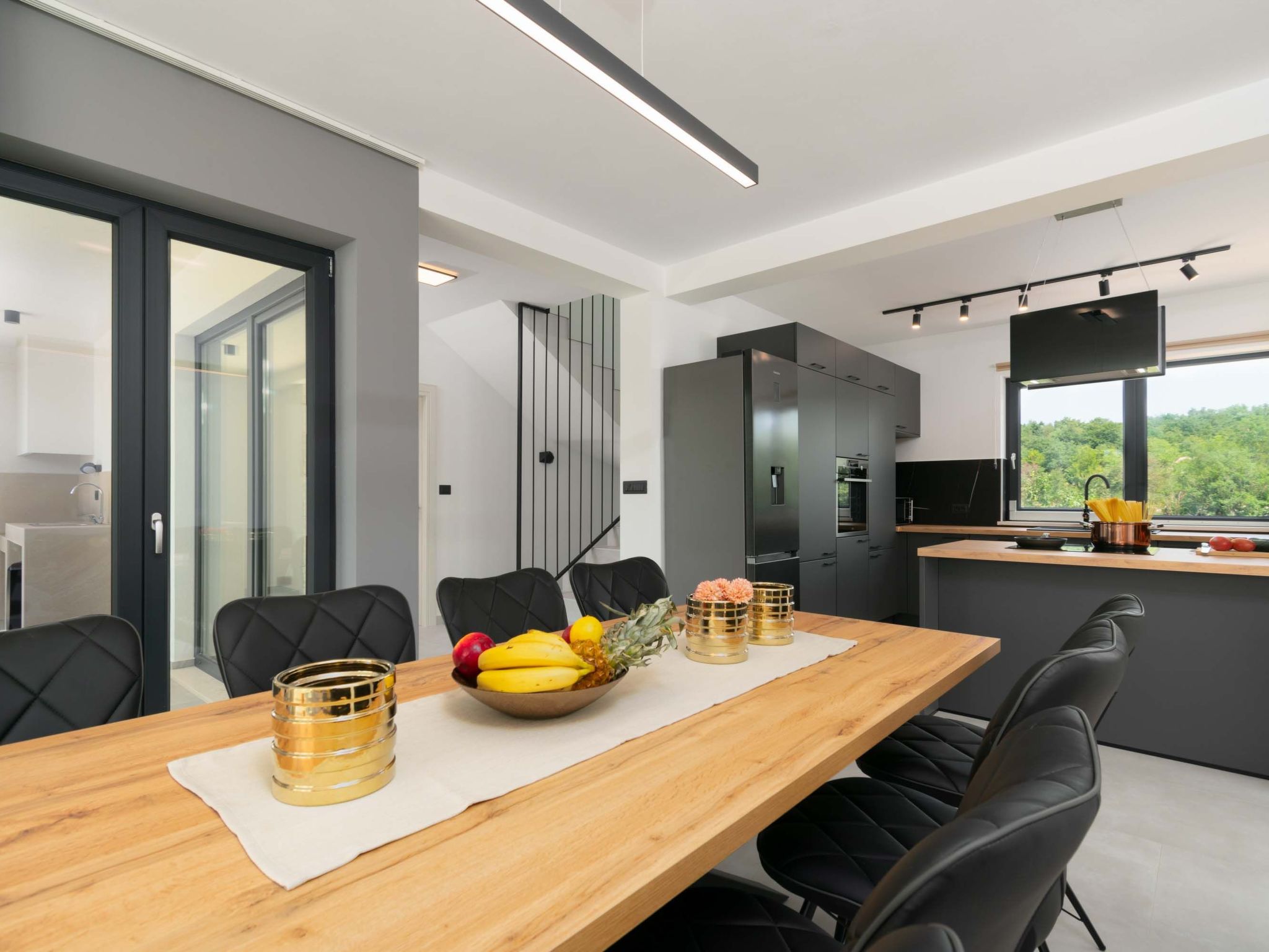 Modern 300m² Villa - King Beds and Leisure Zone-Binnen