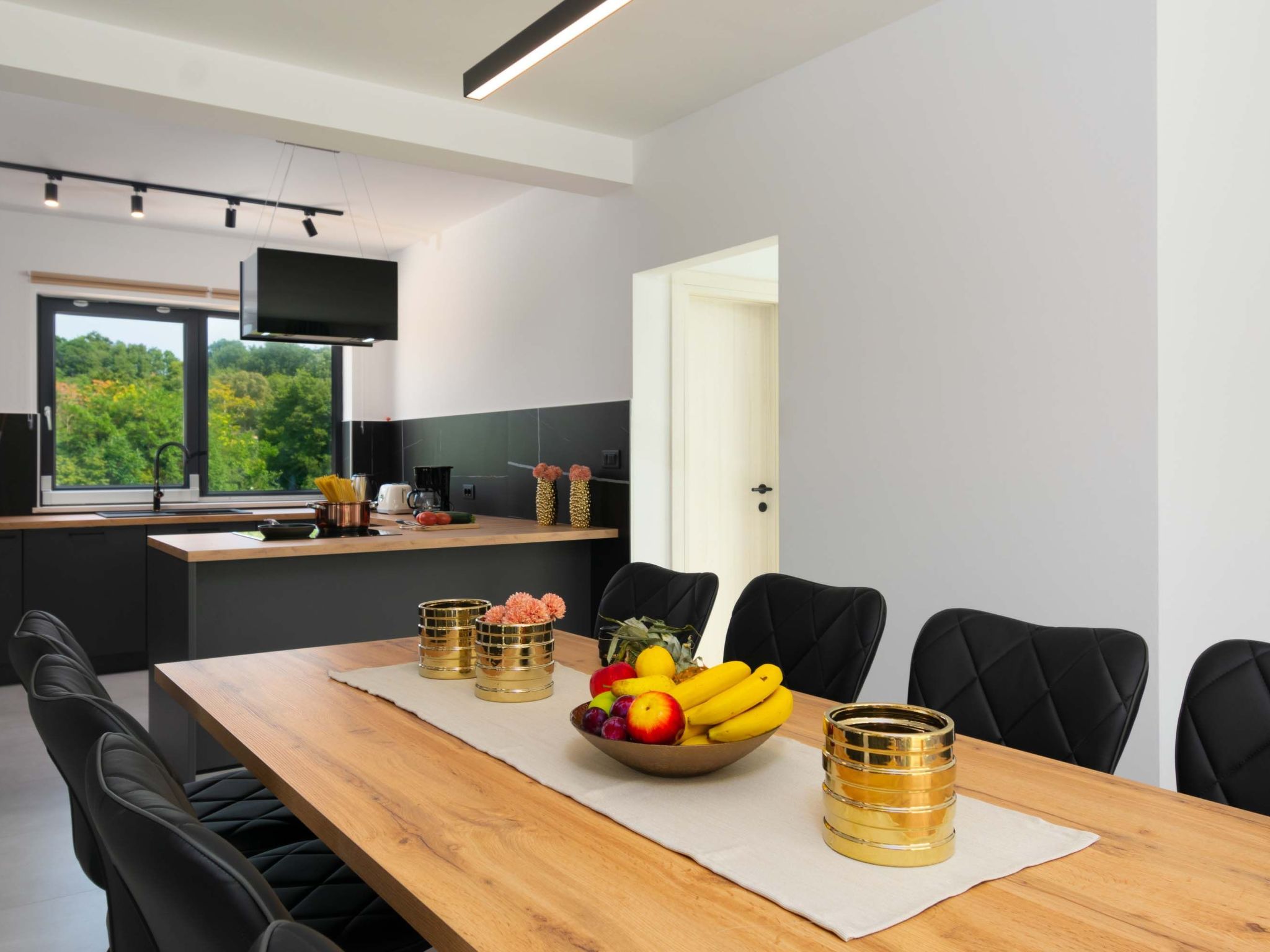 Modern 300m² Villa - King Beds and Leisure Zone-Binnen