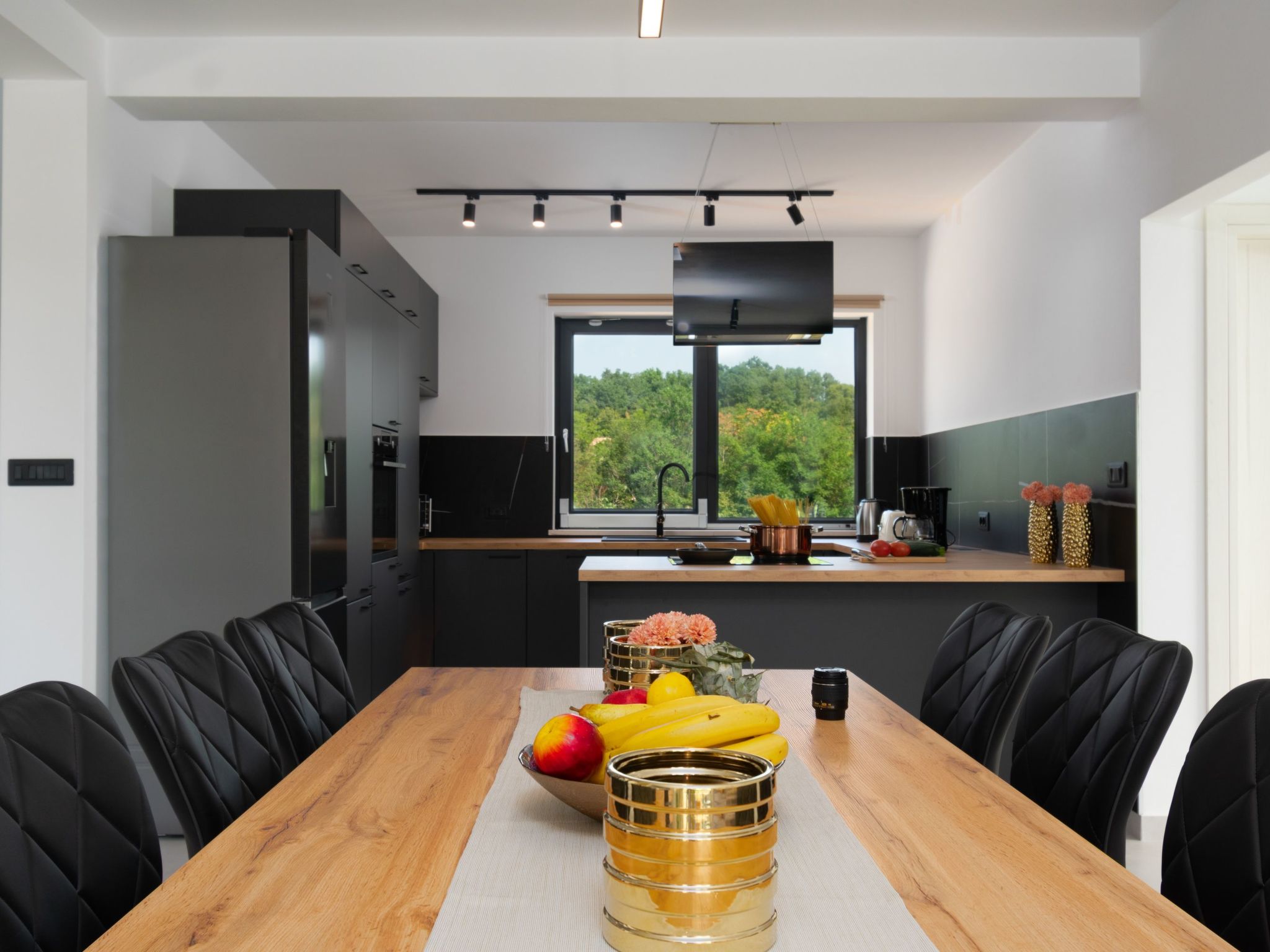 Modern 300m² Villa - King Beds and Leisure Zone-Binnen