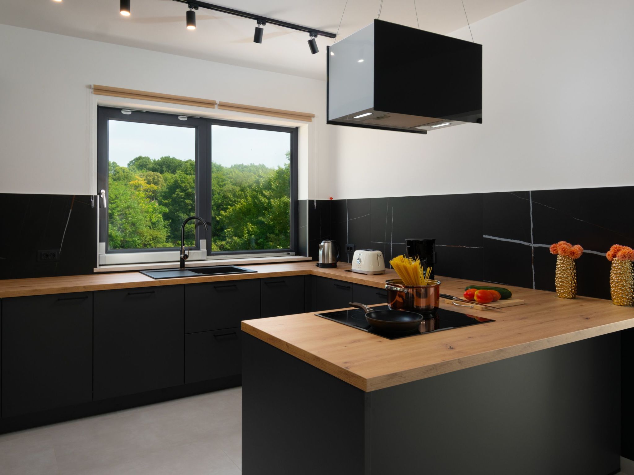 Modern 300m² Villa - King Beds and Leisure Zone-Binnen