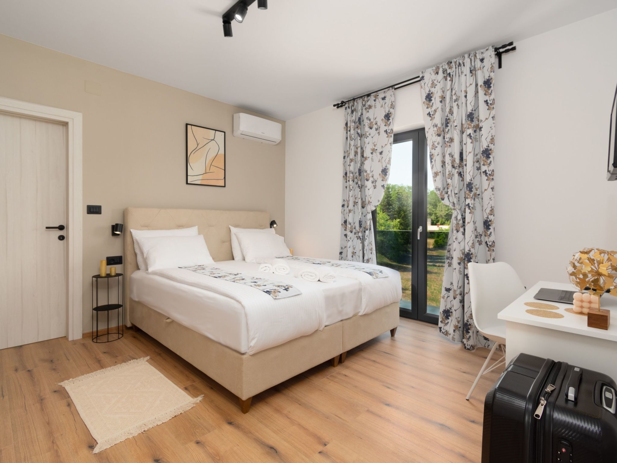 Modern 300m² Villa - King Beds and Leisure Zone-Binnen