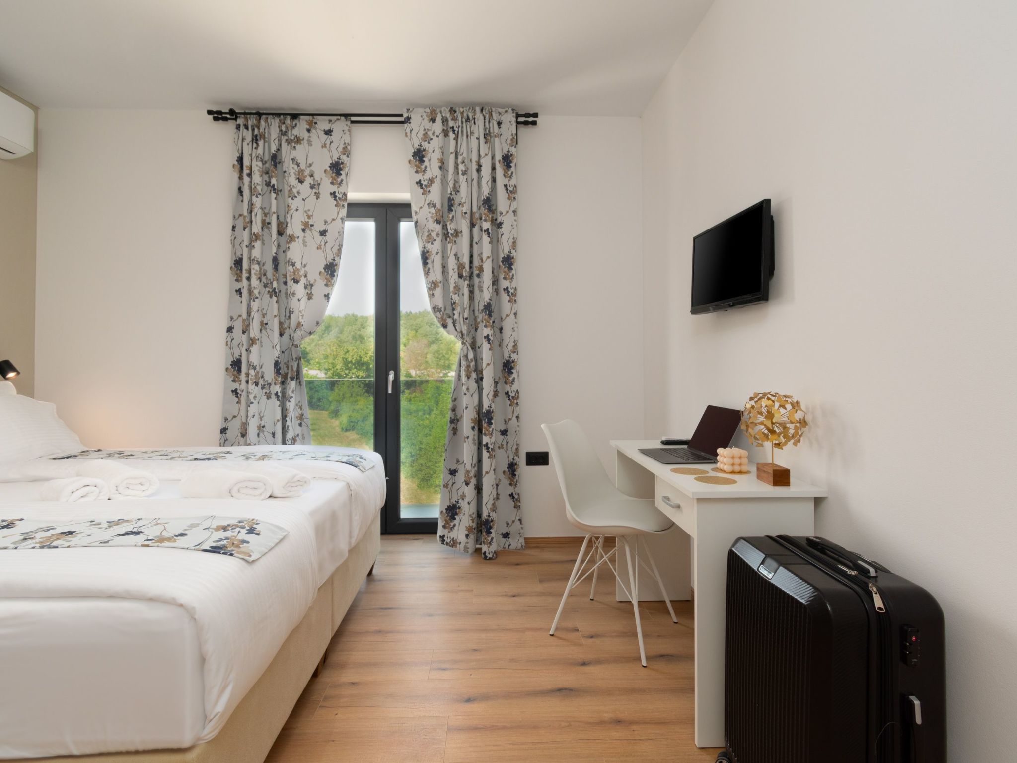 Modern 300m² Villa - King Beds and Leisure Zone-Binnen