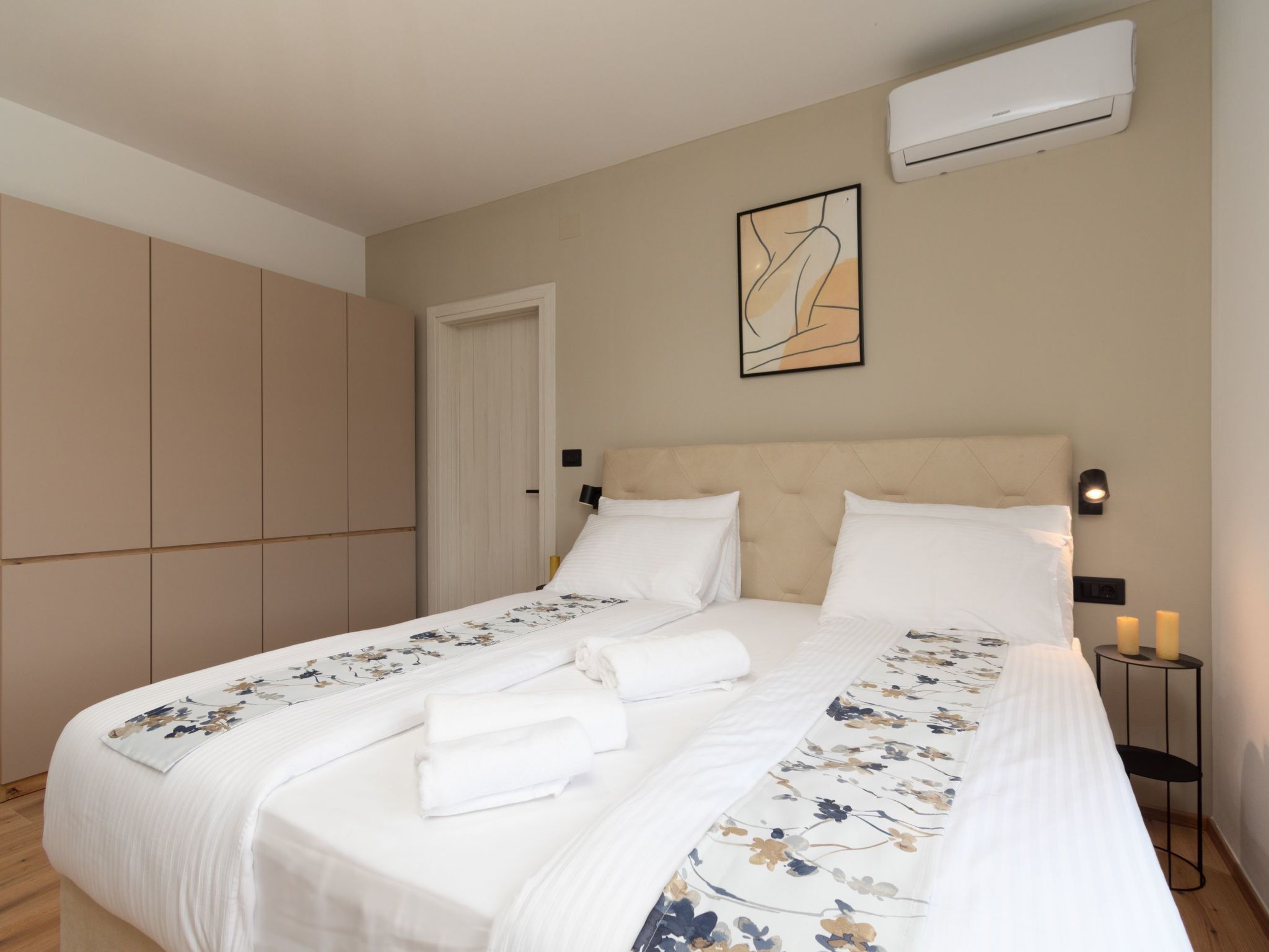 Modern 300m² Villa - King Beds and Leisure Zone-Binnen